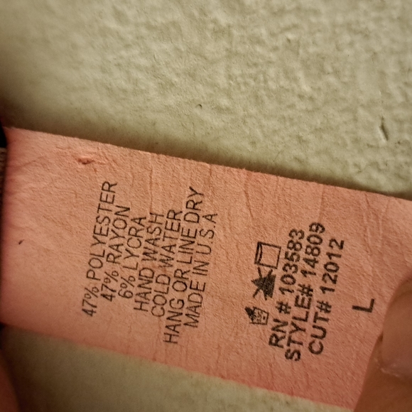 Red decorative tshirt in size Large - Picture 4 of 5